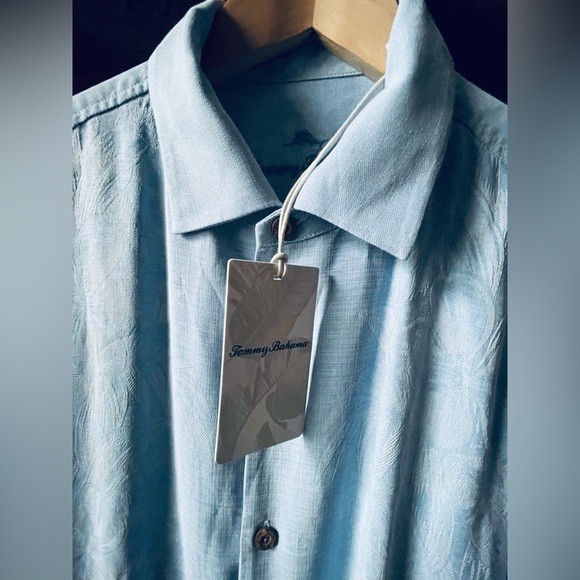 Tommy Bahama Other - Tommy Bahama 💯 silk slight twill weave. Floral brocade details down front.